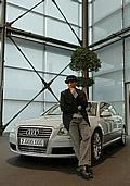 Der erfolgreichste deutsche Popstar Xavier Naidoo vor seinem neuen Audi A8 W12 L im Audi Forum in Neckarsulm. 